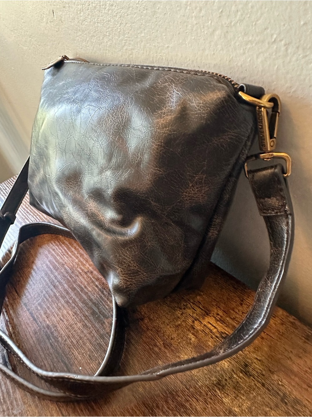 Steve Madden Faux Leather Adjustable Crossbody Bag Distressed Black Brown NWOT - Picture 4 of 5